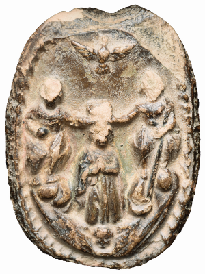 Medalhão da Santíssima Trindade coroando Santa Maria